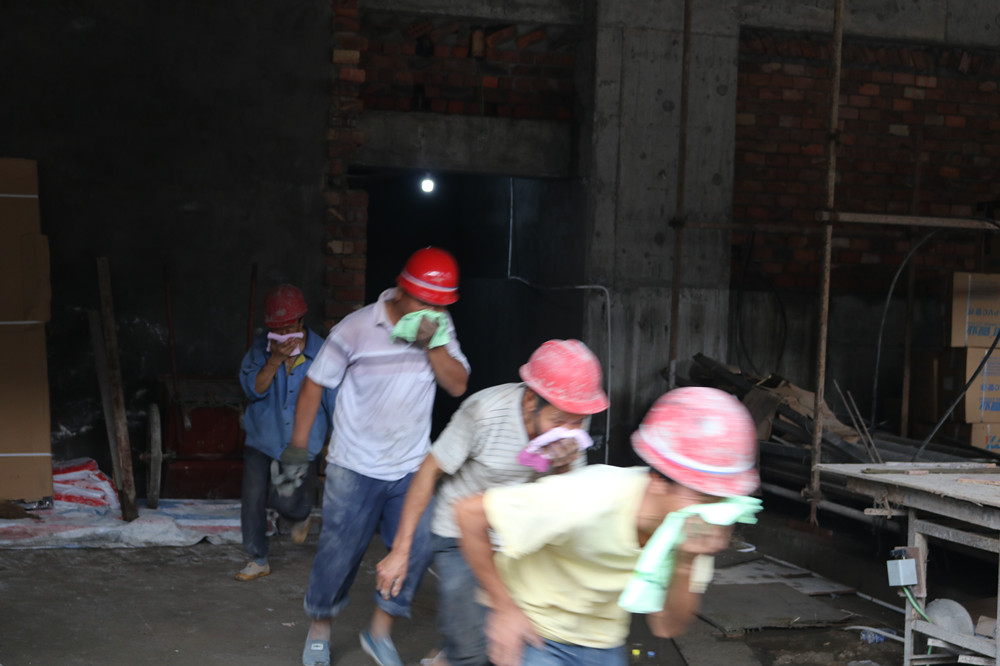 福建易順建筑工程有限公司“東升商城”工程2017年度《安全生產(chǎn)月》消防、救援應(yīng)急演練