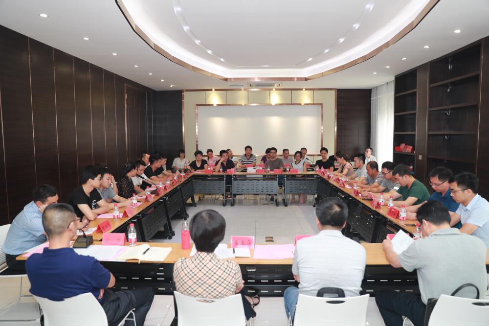 由（縣委常委、政法委書記）官雄主持、黃美萍（縣委書記）蘇建旗（縣長）參加“村企結(jié)對、真情幫扶”簽約授牌儀式、