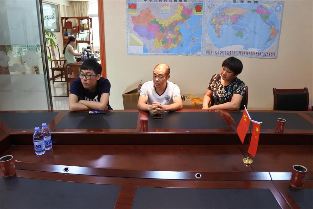 知識改變?nèi)说拿\(yùn)，公司職工子女考上大學(xué) 單位頒發(fā)助學(xué)金