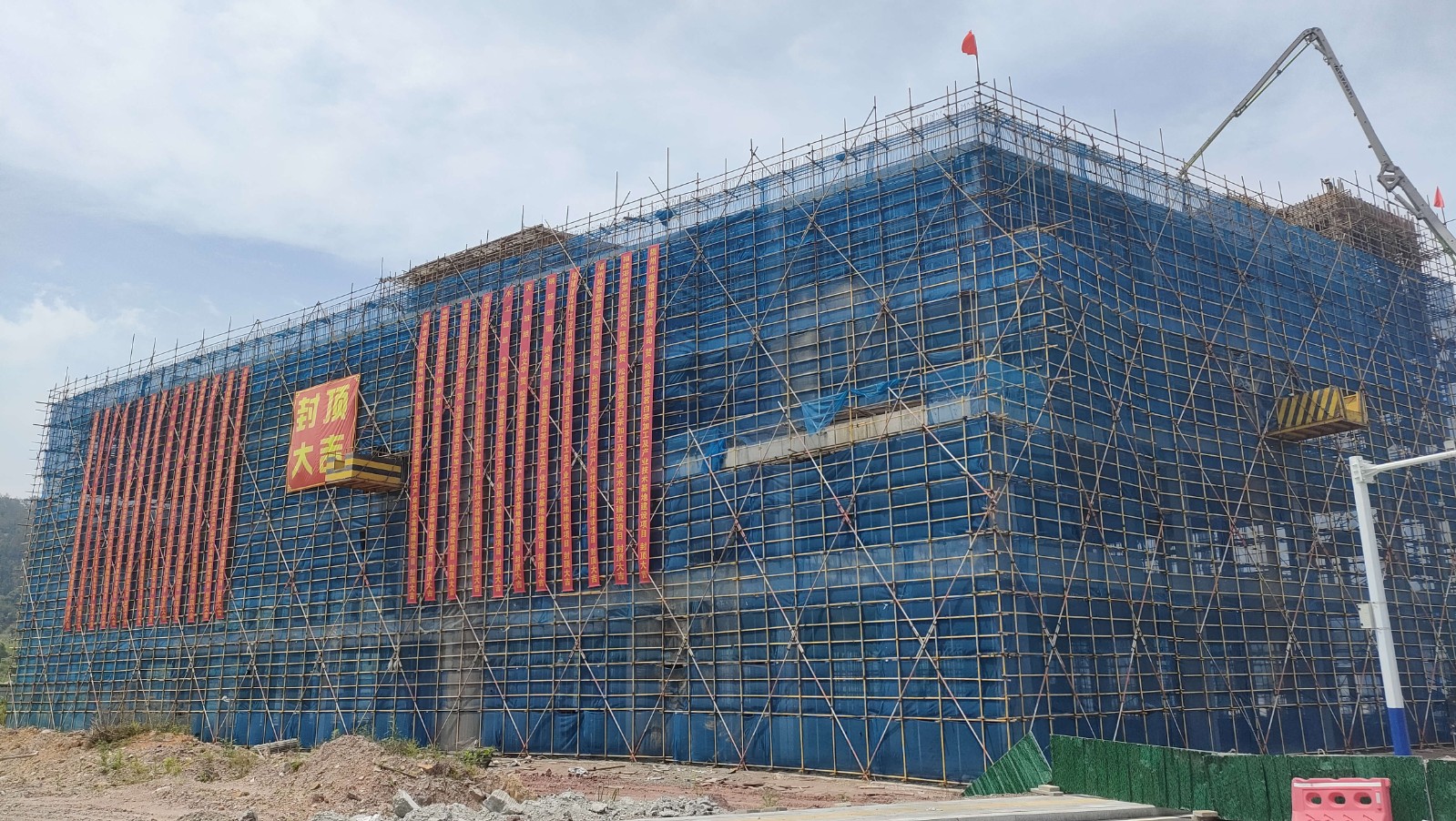 易順建工集團有限公司承建的熹茗白茶加工及產(chǎn)業(yè)技術基地建設項目一期工程順利封頂!