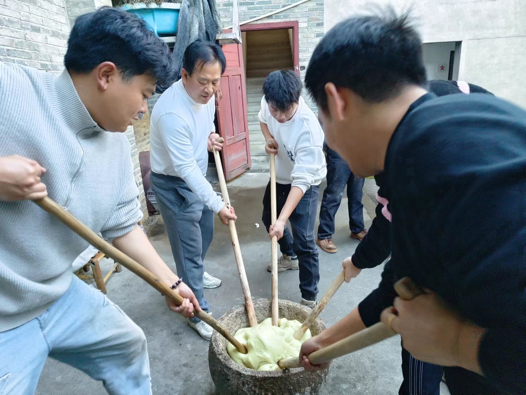 易順建工集團(tuán)：體驗(yàn)黃粿制作，傳承傳統(tǒng)文化