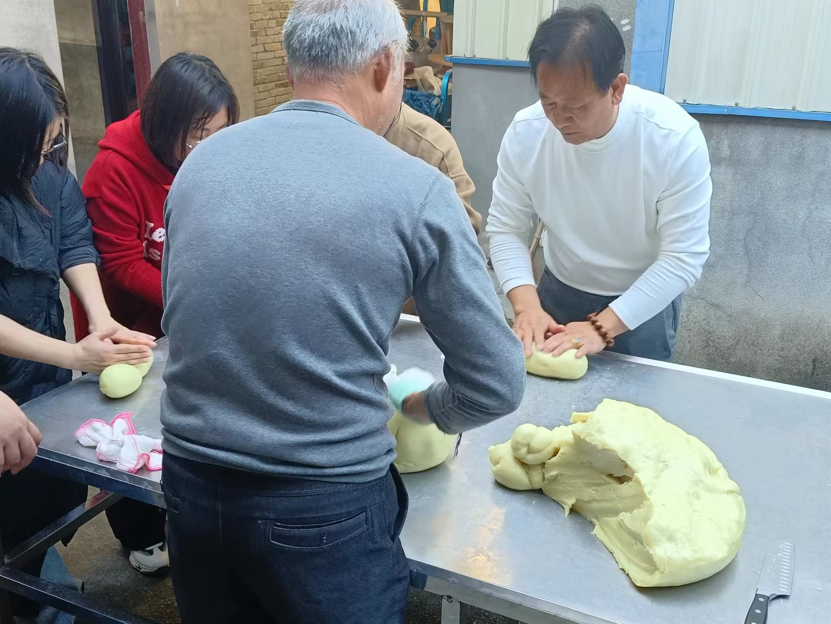 易順建工集團(tuán)：體驗(yàn)黃粿制作，傳承傳統(tǒng)文化