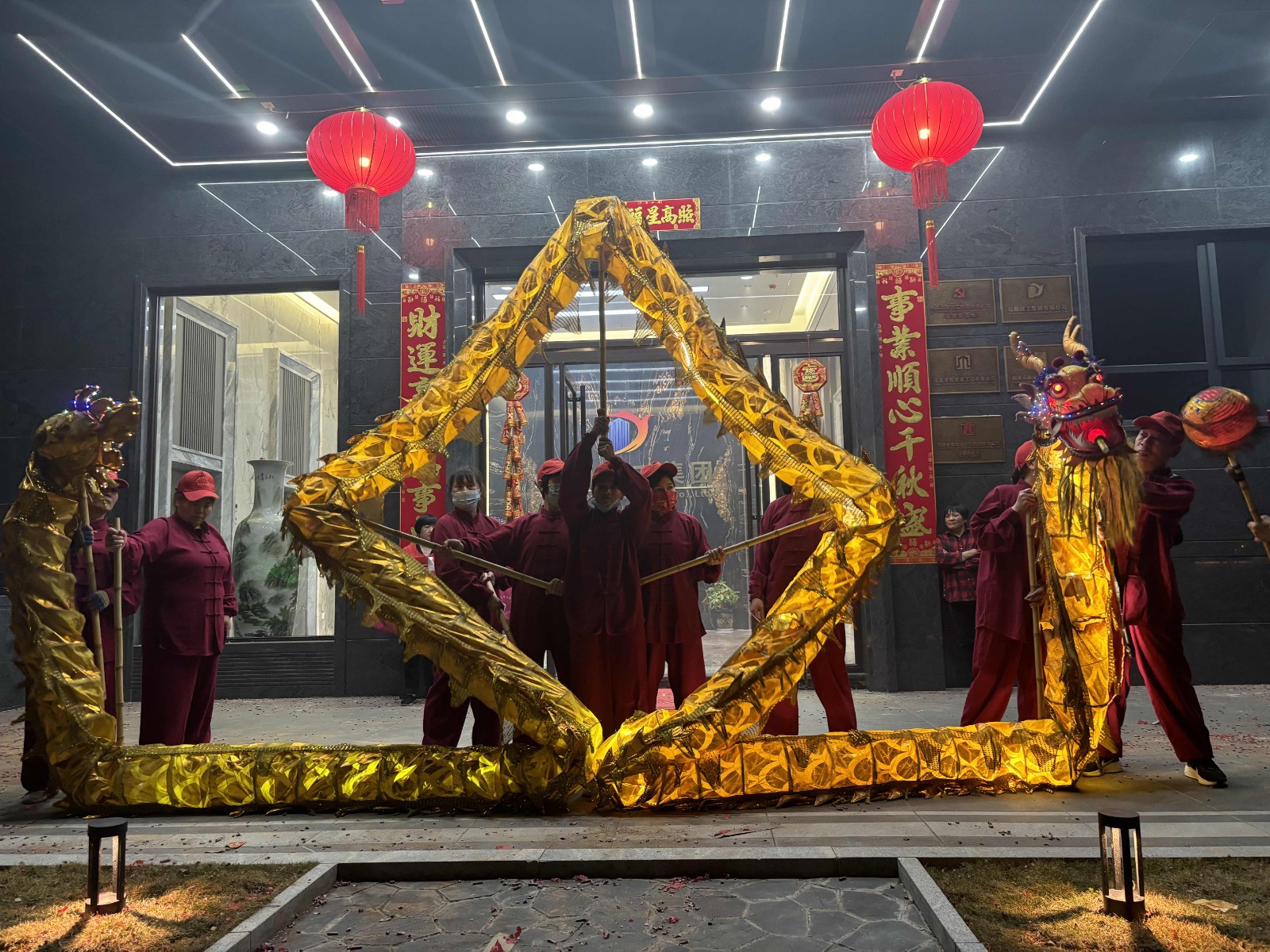 龍舞翩翩，瑞氣盈門！