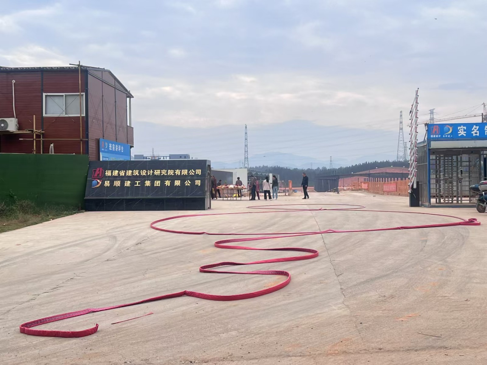 易順建工集團有限公司承建的松溪縣三和循環(huán)經(jīng)濟產業(yè)園標準化廠房和基礎設施提升項目——標準化廠房建設項目封頂大吉!