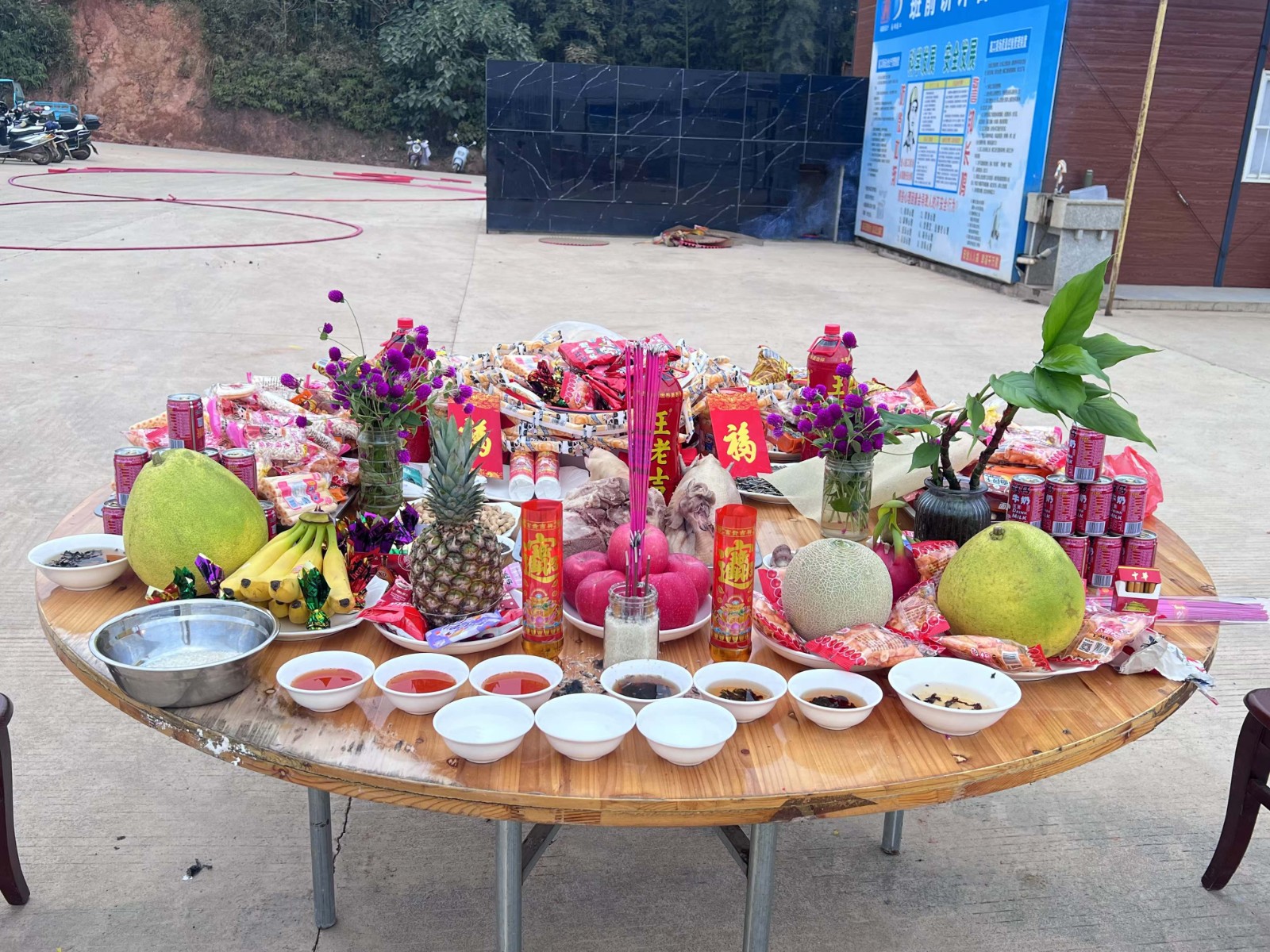 易順建工集團有限公司承建的松溪縣三和循環(huán)經(jīng)濟產業(yè)園標準化廠房和基礎設施提升項目——標準化廠房建設項目封頂大吉!