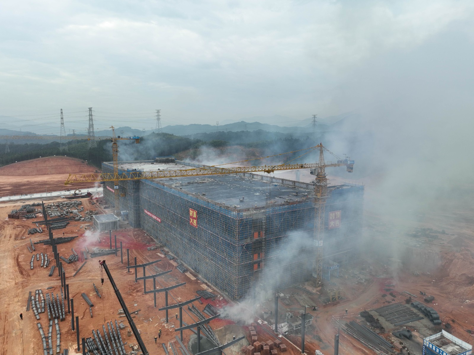 易順建工集團有限公司承建的松溪縣三和循環(huán)經(jīng)濟產業(yè)園標準化廠房和基礎設施提升項目——標準化廠房建設項目封頂大吉!