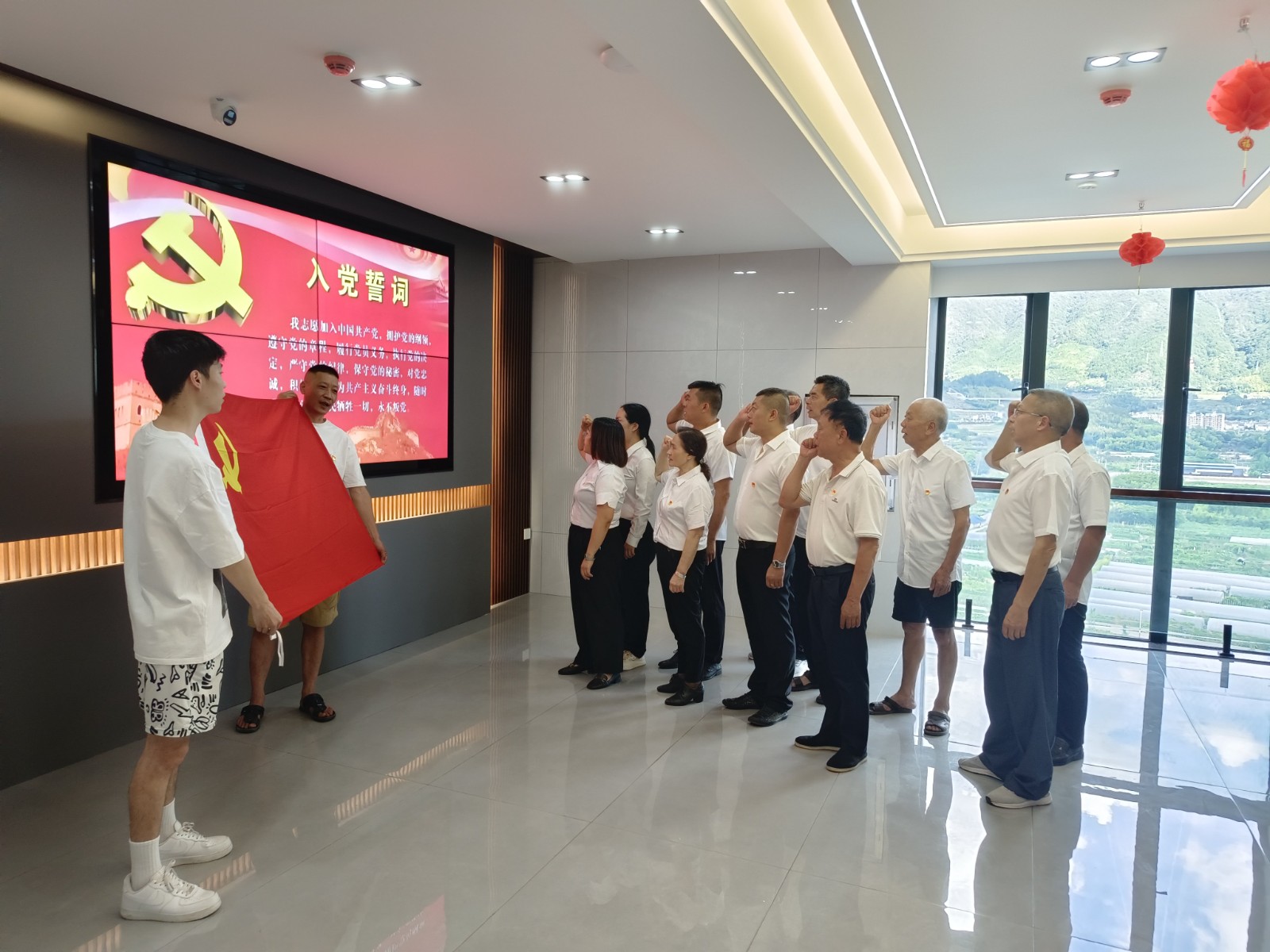 易順建工集團(tuán)有限公司黨支部召開深入貫徹中央八項規(guī)定精神學(xué)習(xí)教育會暨“七一”專題黨課